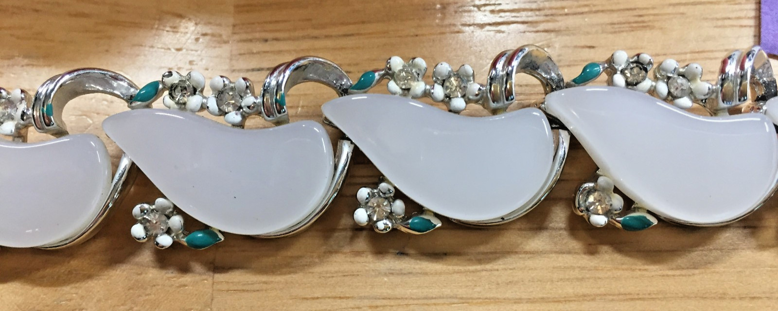 Vintage MID CENTURY SCHRAGER PEARL WHITE & RHINESTONE FLOWERS THERMOSET CHOKER