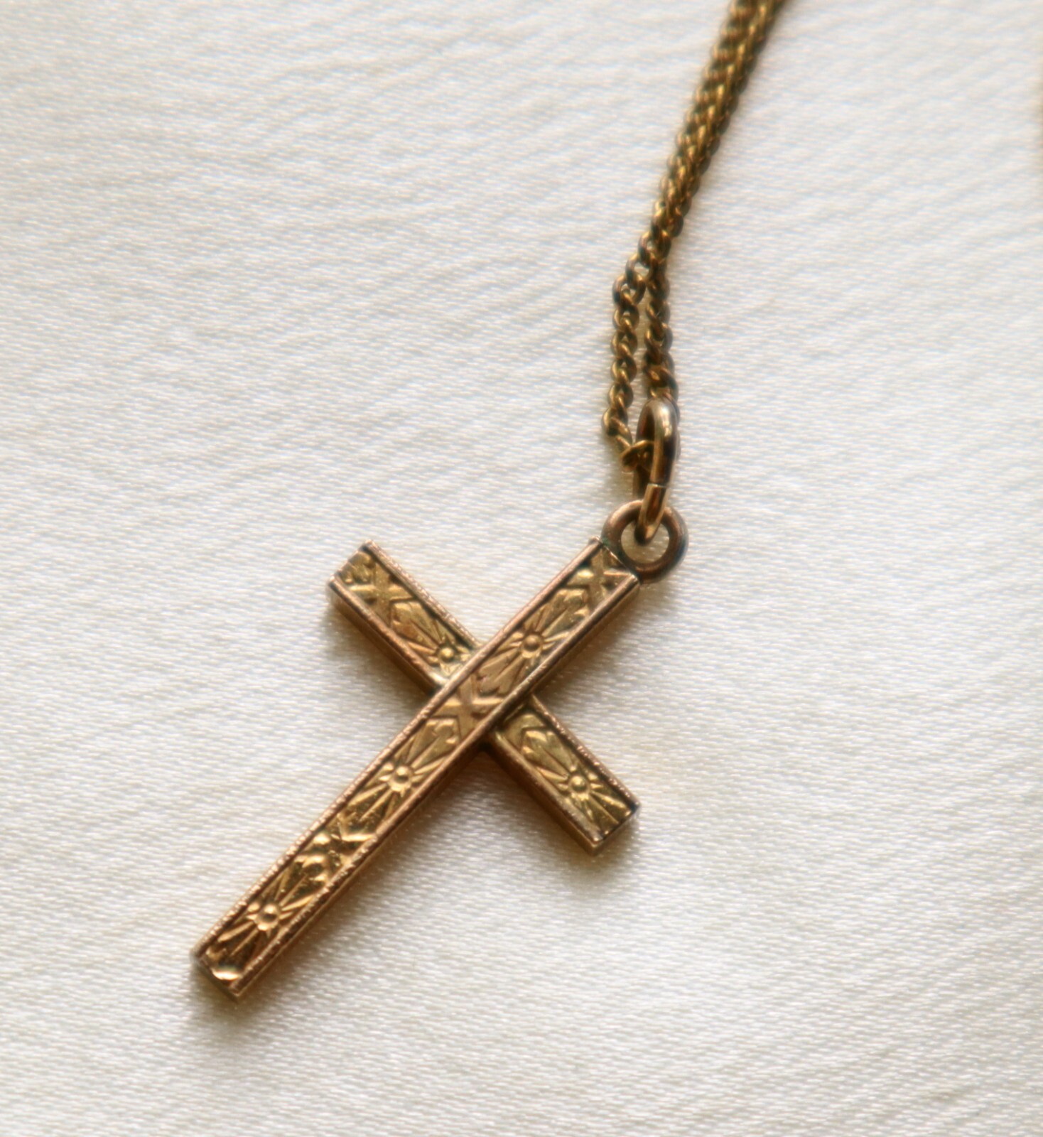 Pretty Vintage Gold Filled Cross Pendant Necklace Art Deco 1/20th 12k 20in Chain