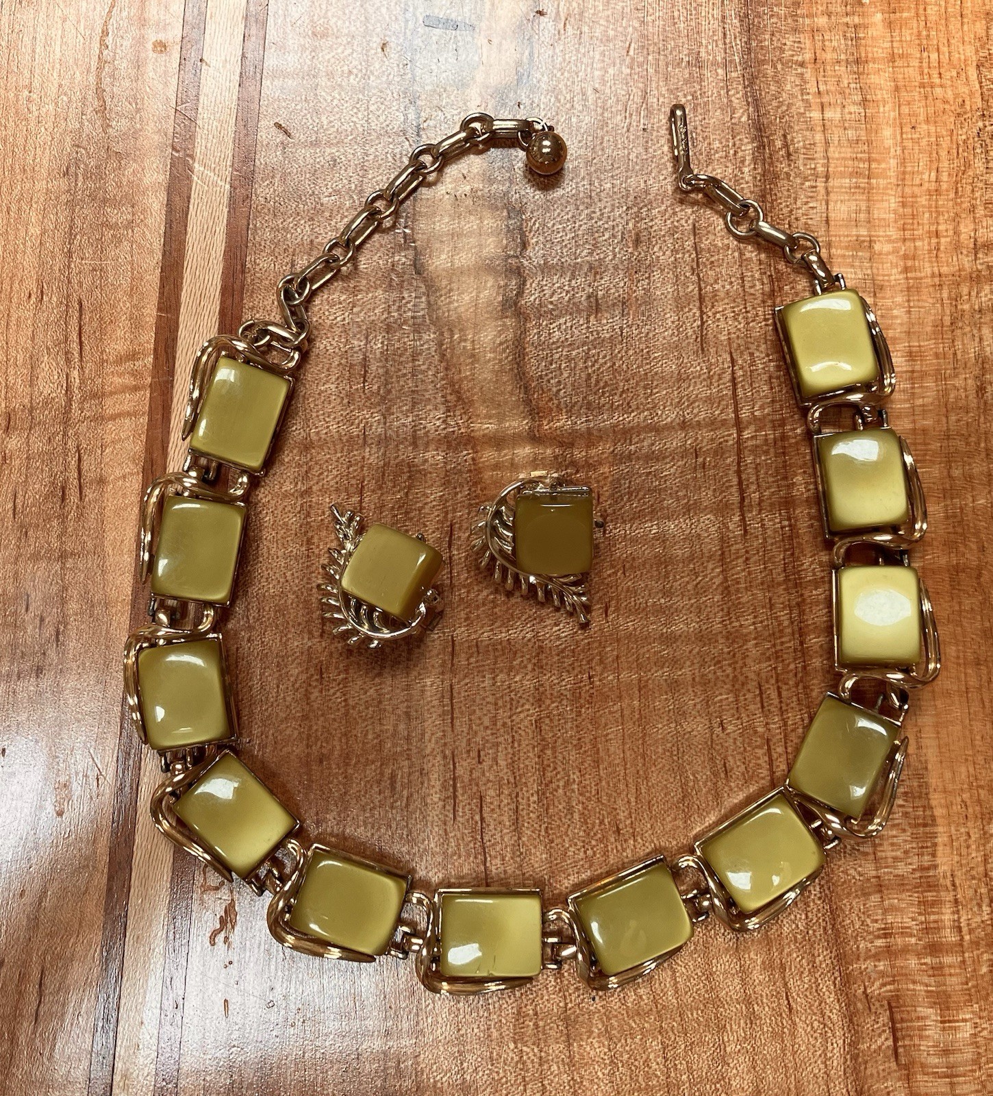 CORO Vintage Green & Gold-tone Thermaset Necklace Choker With Earrings Signed