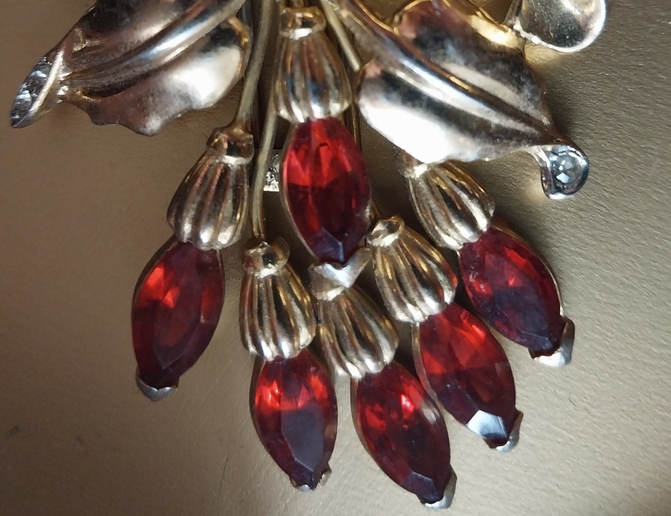 Vintage Gold Tone Fur Clip with Red Stones Bow w/Flowers Design Unsigned