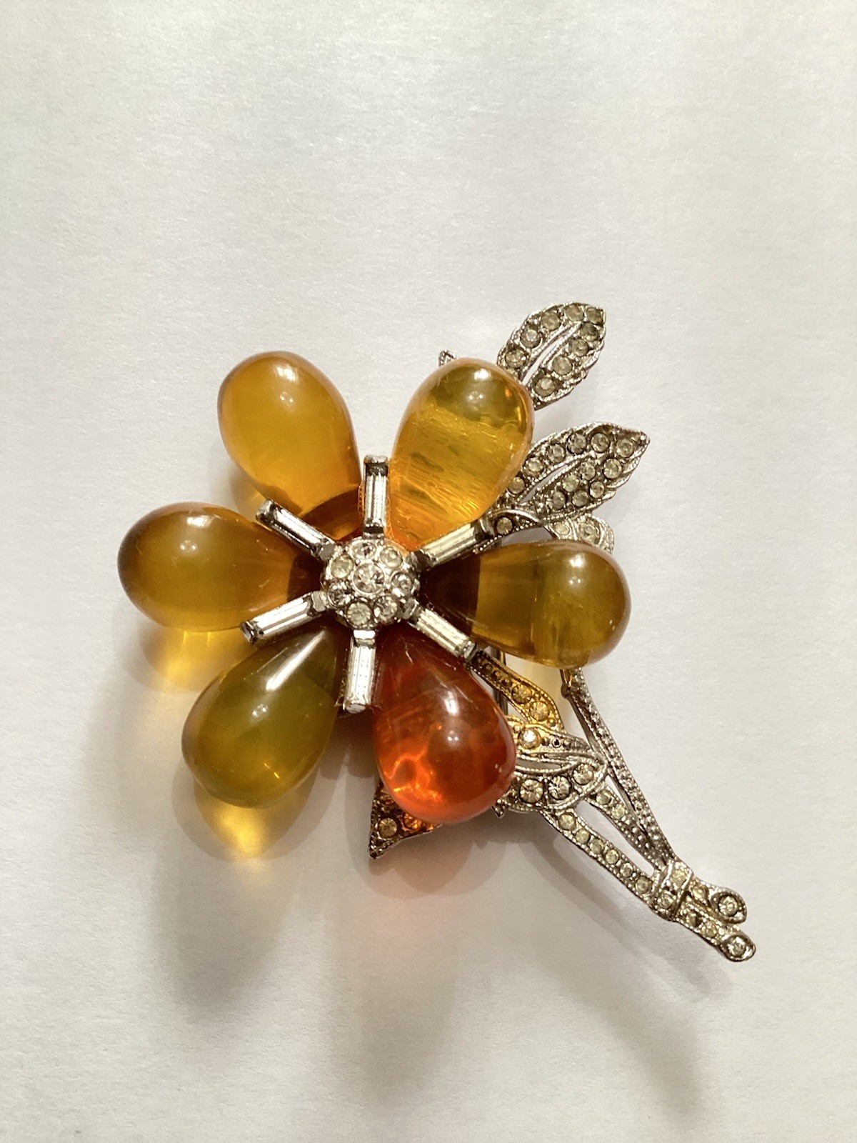 Vintage Apple Juice Bakelite & Strass Flower Basket Brooch Rhodium Pin 30’s