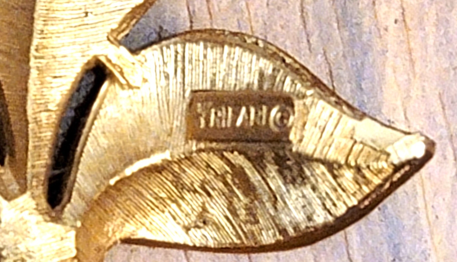 pre-owned vintage costume pin/brooch Trifari’s leaf design gold tone alloy metal