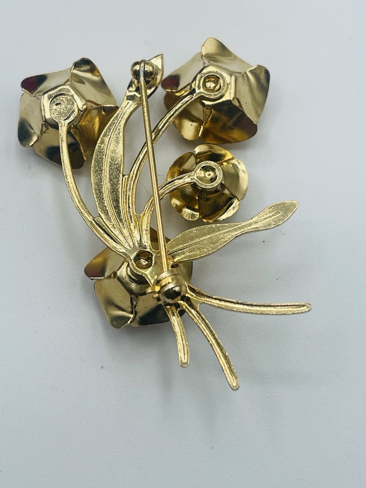 Vtg Unsigned Gold Tone plated? Brooch With 4 Roses in a Bouquet Style Setting.