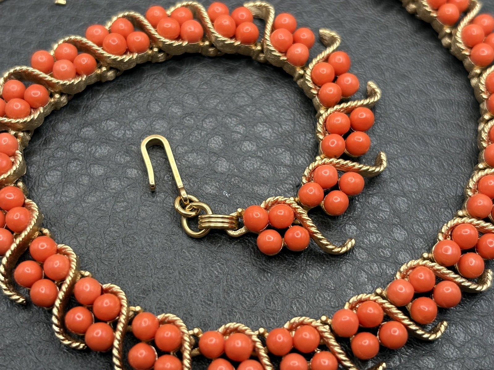 Vintage Trifari Samara C.1964 Gold Tone Faux Coral Bead Choker Necklace EXC!!
