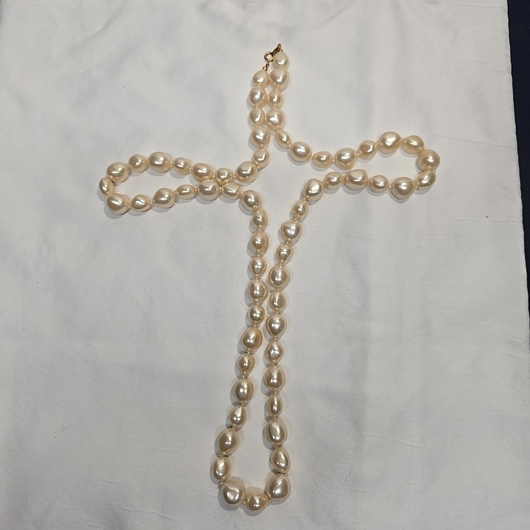 Vtg 1955-1969(C) Trifari Single Strand Pearl Gold Tone Spring Clasped Necklace