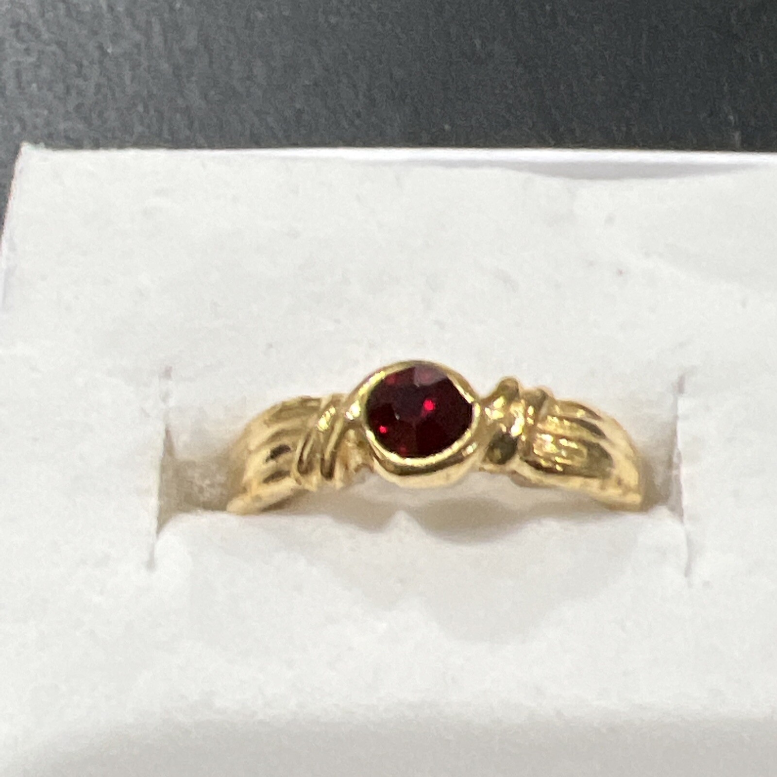 Modern ring size 6.5 red stone unbranded estate jewelry