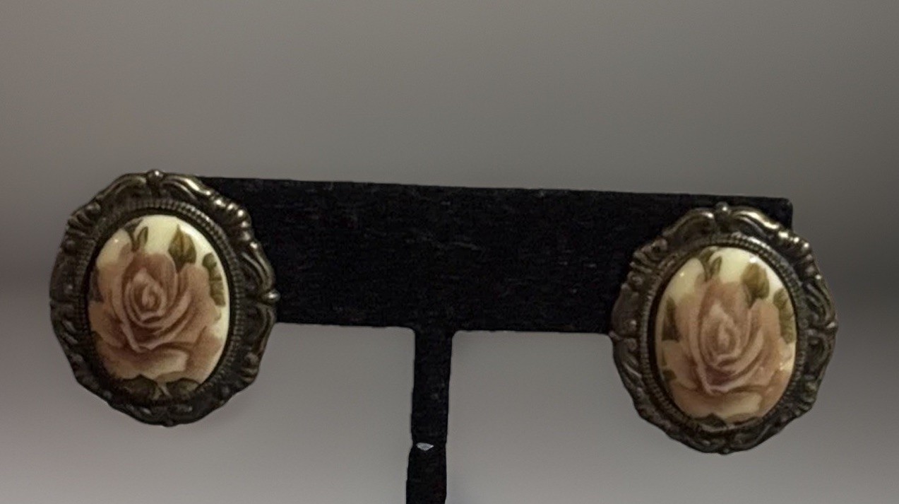 Vtg Signed Sarah Coventry Rose Floral Cameo Pendant Necklace Matching Earrings