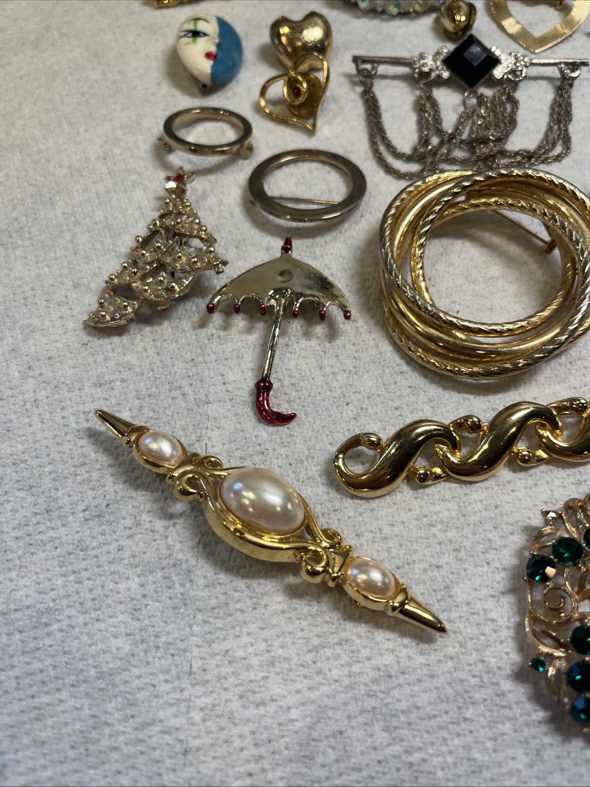 Vintage Brooch Pin Lot Gold Tone Silver Tone Mixed Materials 33 Pc Stones Ect
