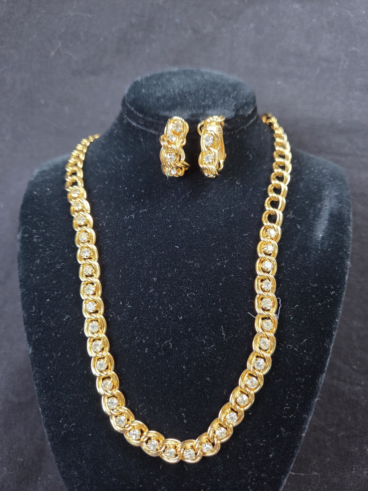 Gorgeous! Goldtone & Rhinestone Necklace(15″) & Clipon Earrings(.75″) Vtg