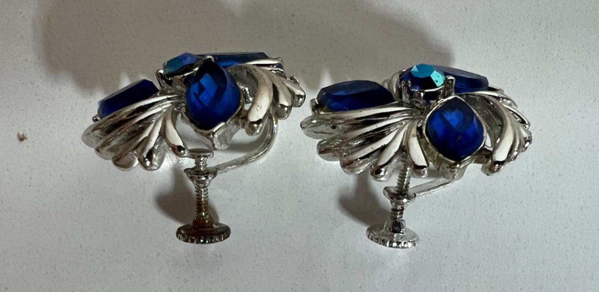 STAR – Silvertone and Blue Rhinestone Screw back Earrings – vintage undated