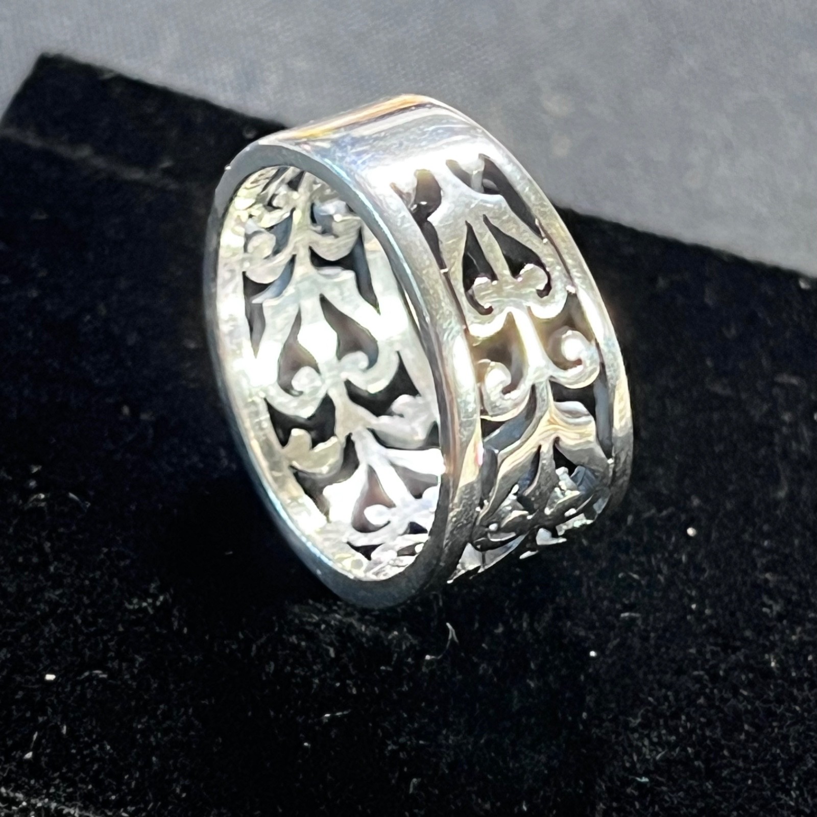 James Avery signed Retired Open heart adorned filigree scroll ring