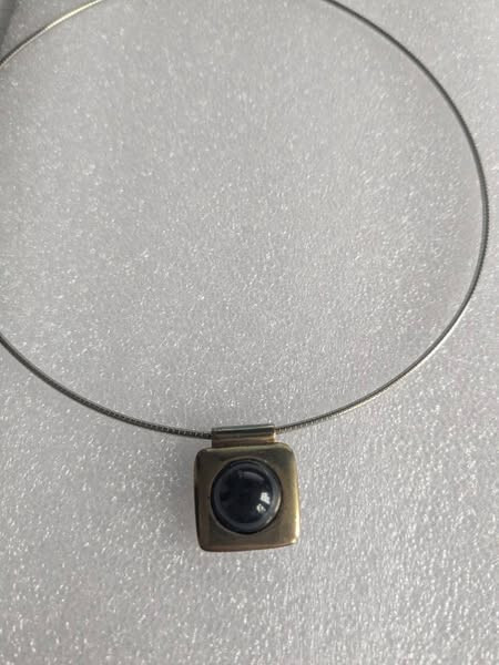 Wire Choker Style Necklace vintage black bead Pendant Good Vintage Cond.