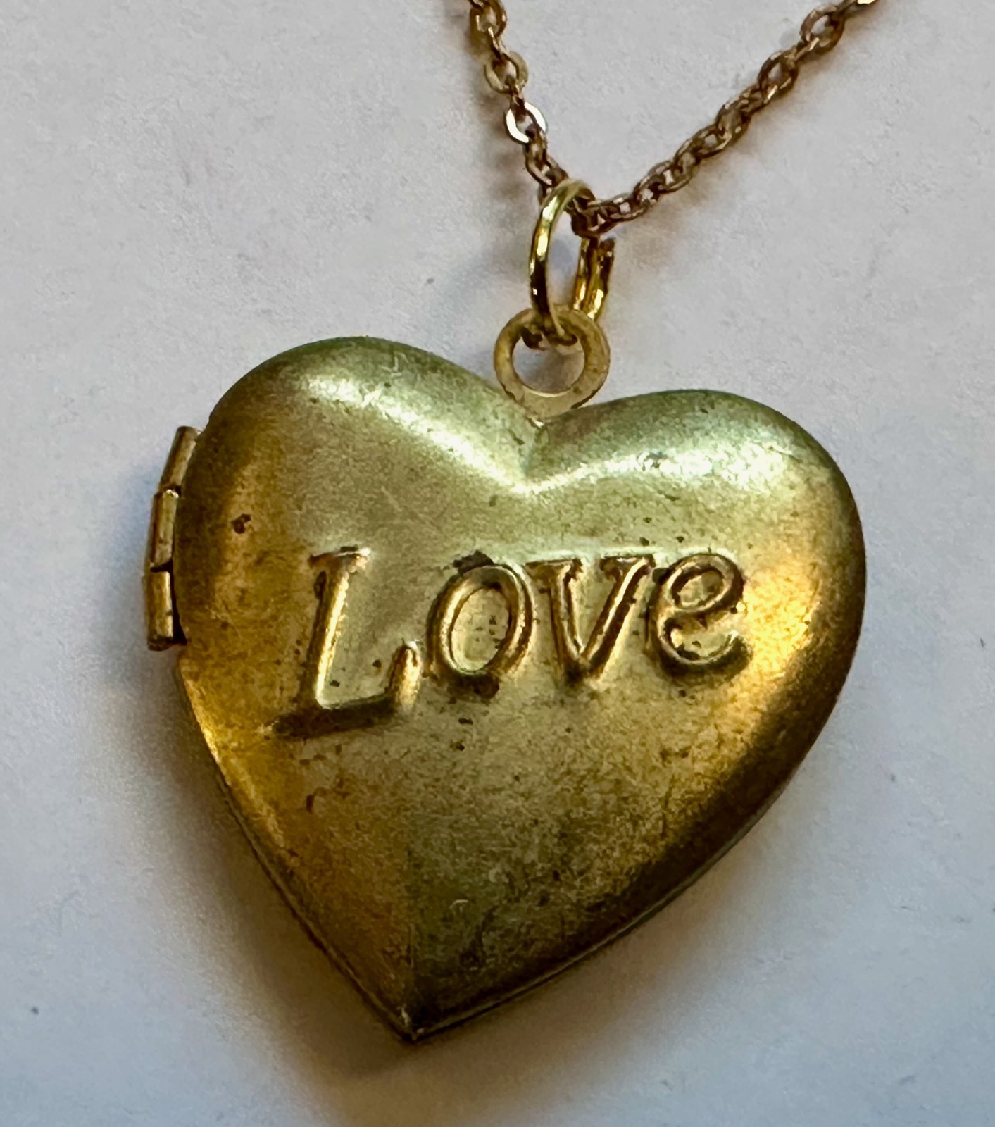 VINTAGE LOCKET HEART W WORD LOVE BRASS PENDANT 1″ NECKLACE 18″ GOLD PLATED
