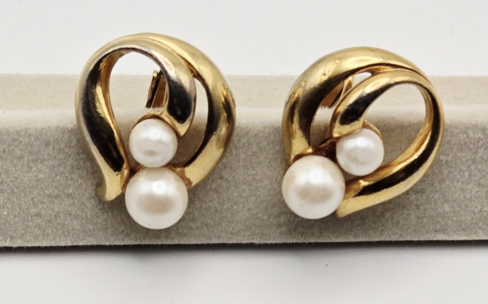 Vtg 1990s Signed AVON Modern Classic Gold Tone Swirl Faux Pearl Pierced Earrings
