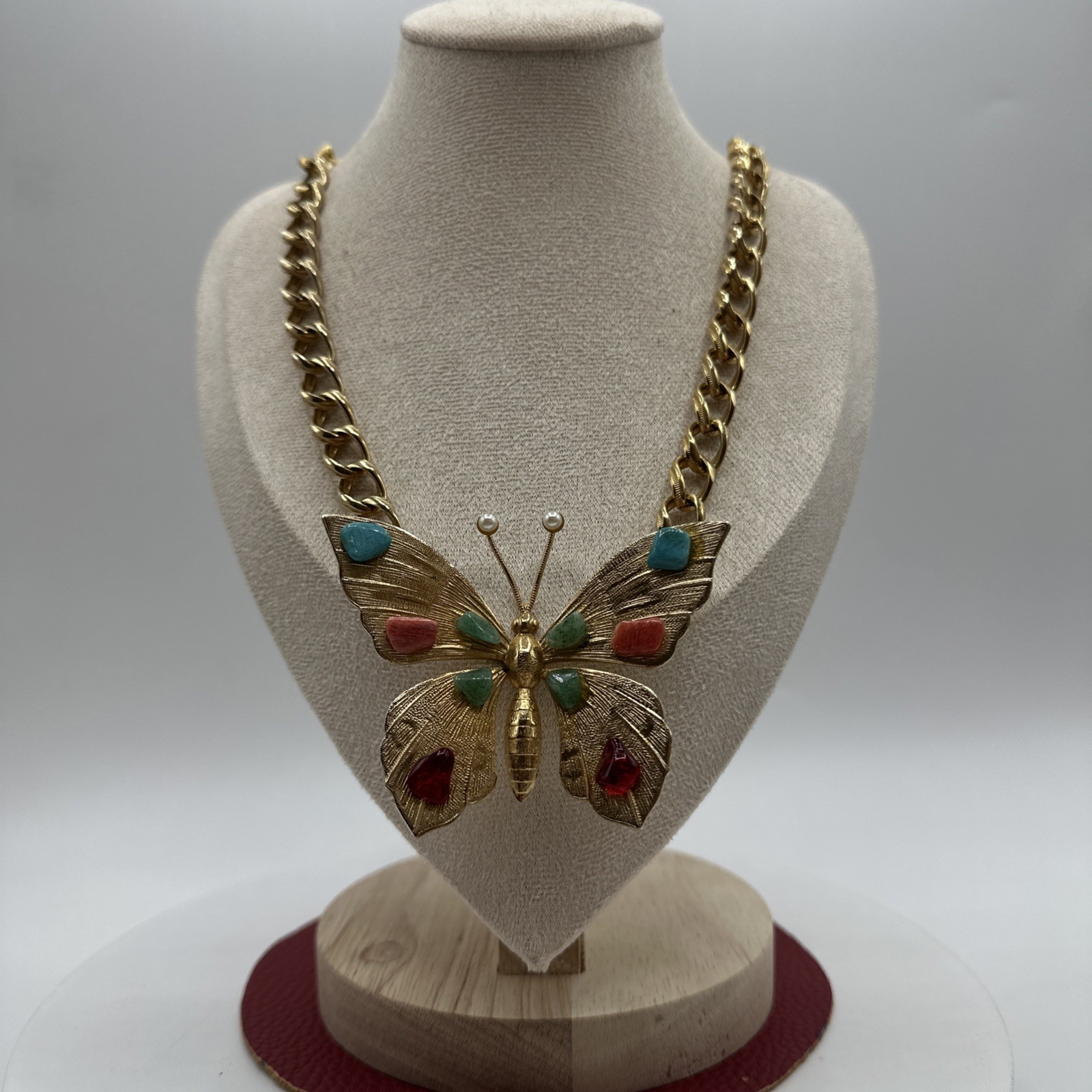 Vintage Focal Point Butterfly w/MultiStones Gold Toned Necklace. See pics.