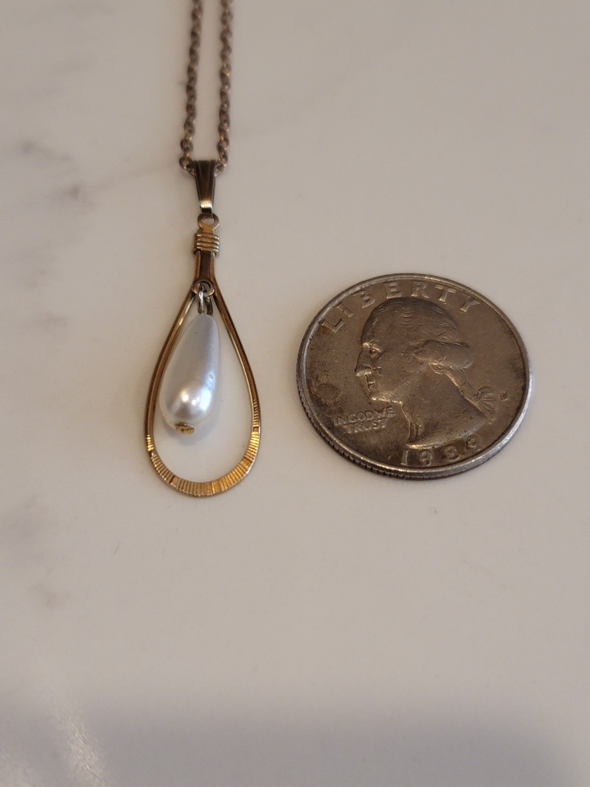 Vintage Gold Tone Faux Pearl Teardrop Pendant Necklace 18″ Costume Jewelry