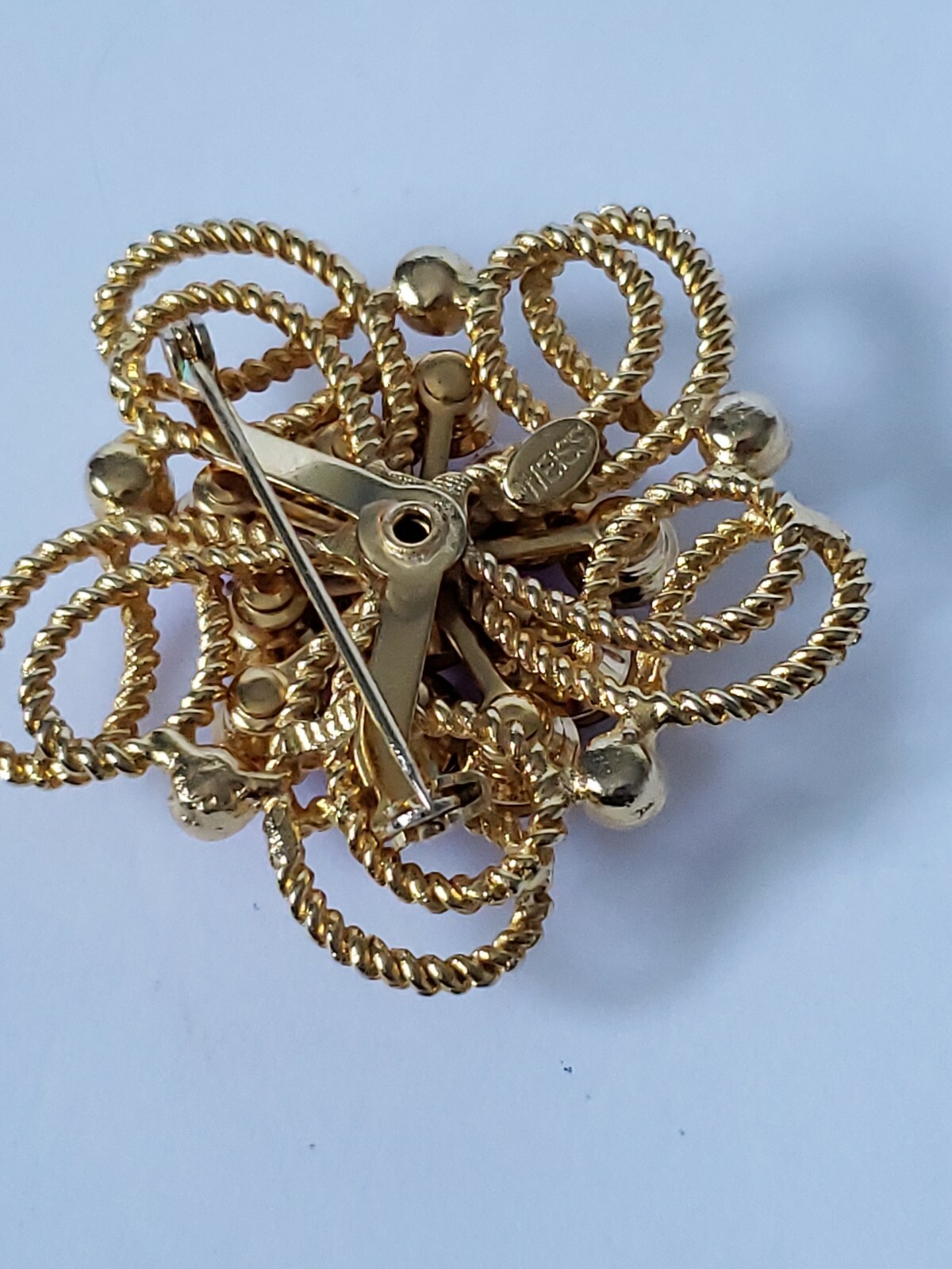 Vintage Weiss rhinestone brooch with 16 gorgeous rhinestones. 6.4 and 2 mm stone