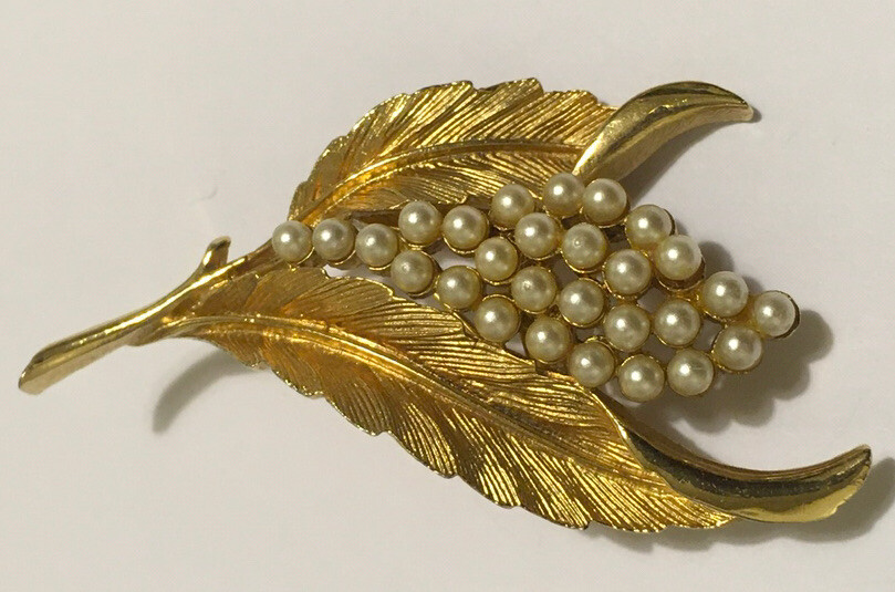 vintage Flower brooch. Gold Tone. Pearl Imitation. Ideal Condition. 2.5”x 1.5”.w
