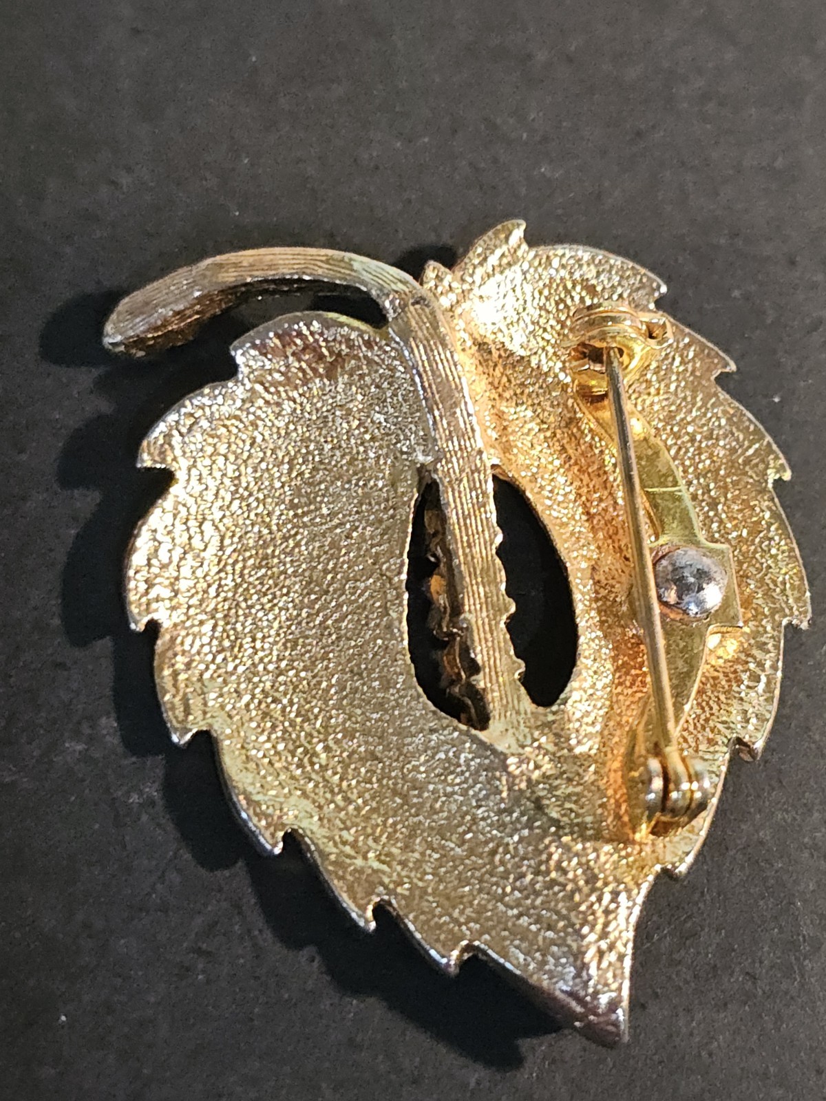 Vintage Brooch Gold Tone Leaf Textured Prong Set Rhinestones Center