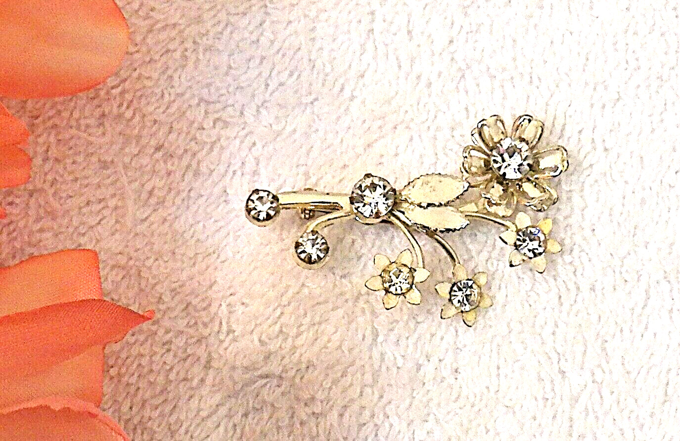 CLASSIC PIN BROOCH BOUQUET BASKET FLOWER PETALS FERN PLANT SPRAY RHINESTON VL-B1