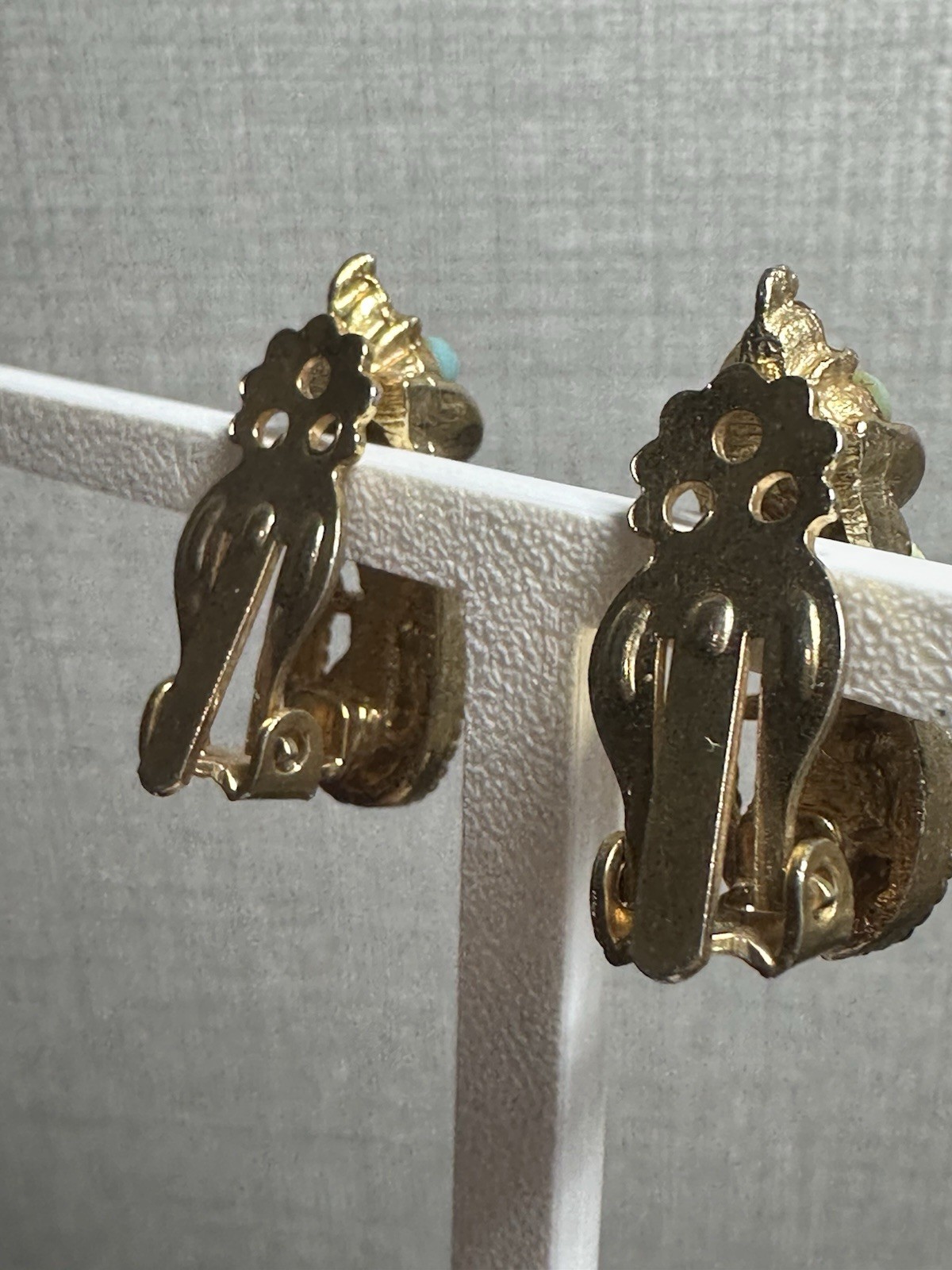 VTG Mid Century Cluster Clip On Earrings Faux Jade Turquoise Green Gold Unique