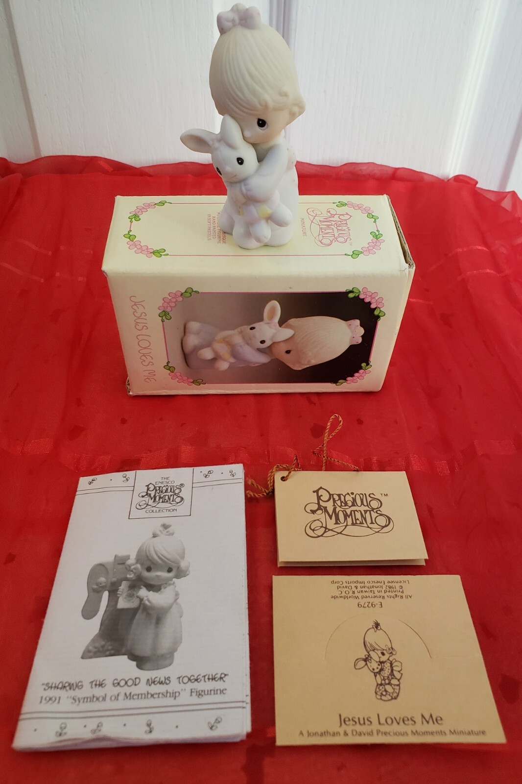 Vintage 1982 Jonathan & David ENESCO JESUS LOVES ME Porcelain Figurine RARE