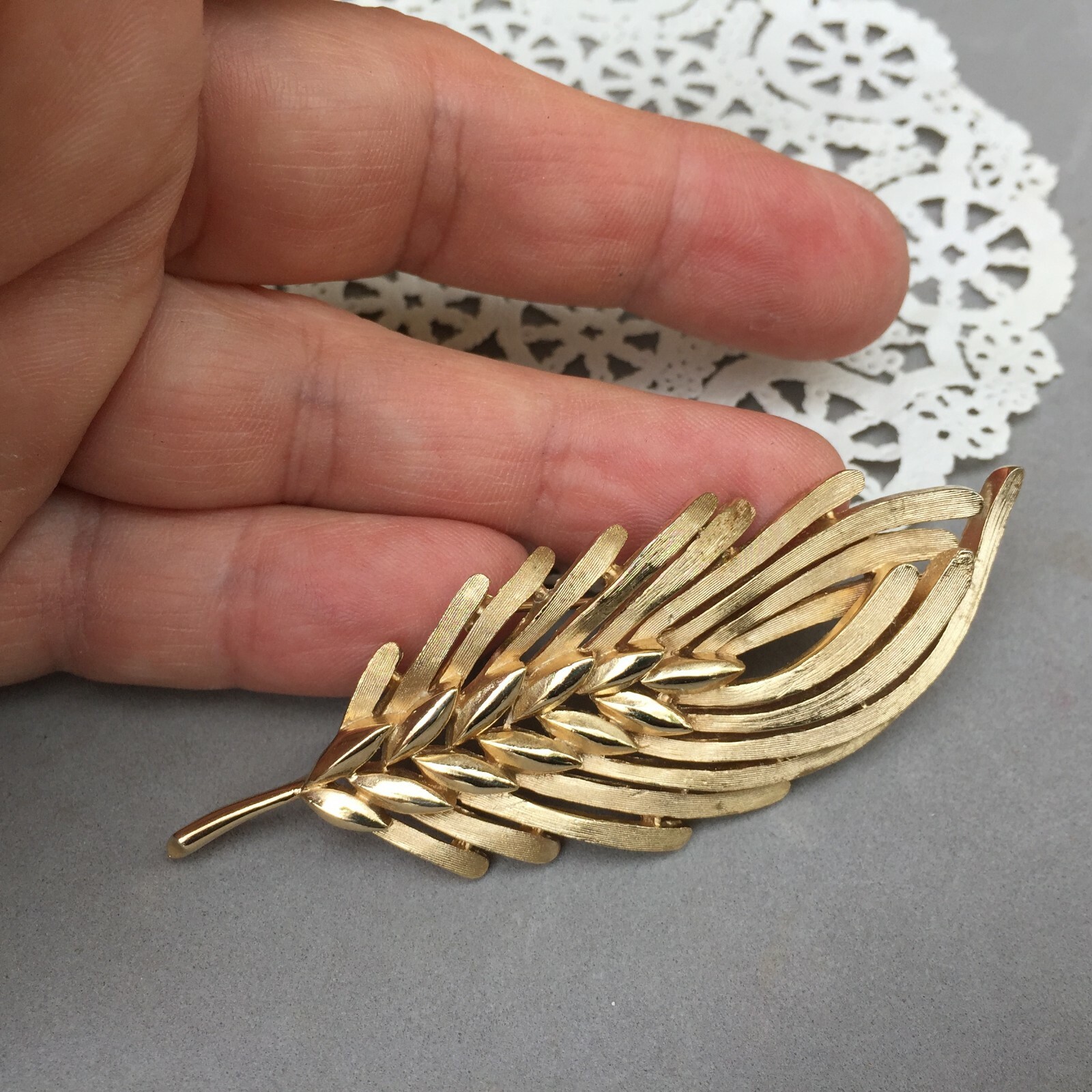 Trifari Gold Tone Leaf Pin Brooch 3″ x 1 1/8″ Vintage Botanical Nature Plant
