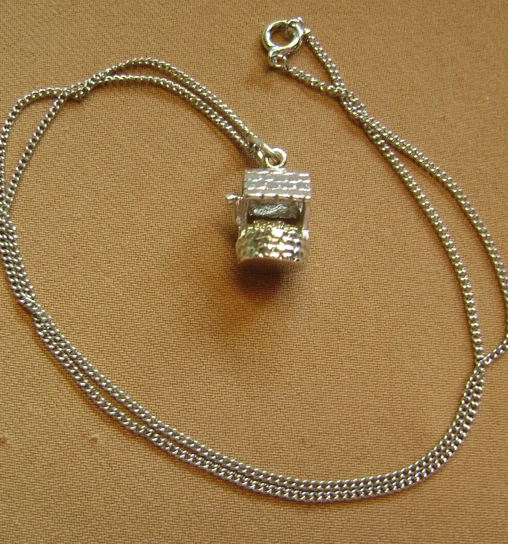 VINTAGE WISHING WELL GOOD LUCK SILVER TONE CHAIN CHARM PENDANT NECKLACE!!!