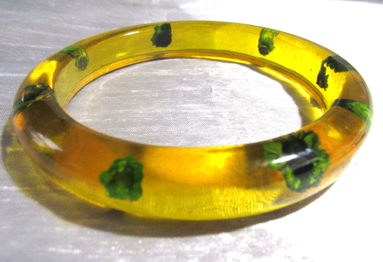 Vintage Applejuice Tone Celluloid & Spinach Bangle Bracelet 8″