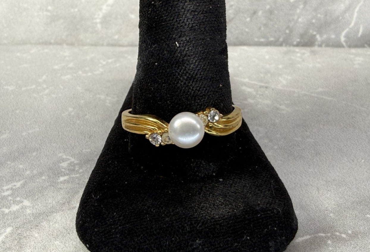 Vintage AVON Freshwater Pearl & Crystal Gold Tone Ring Size 11