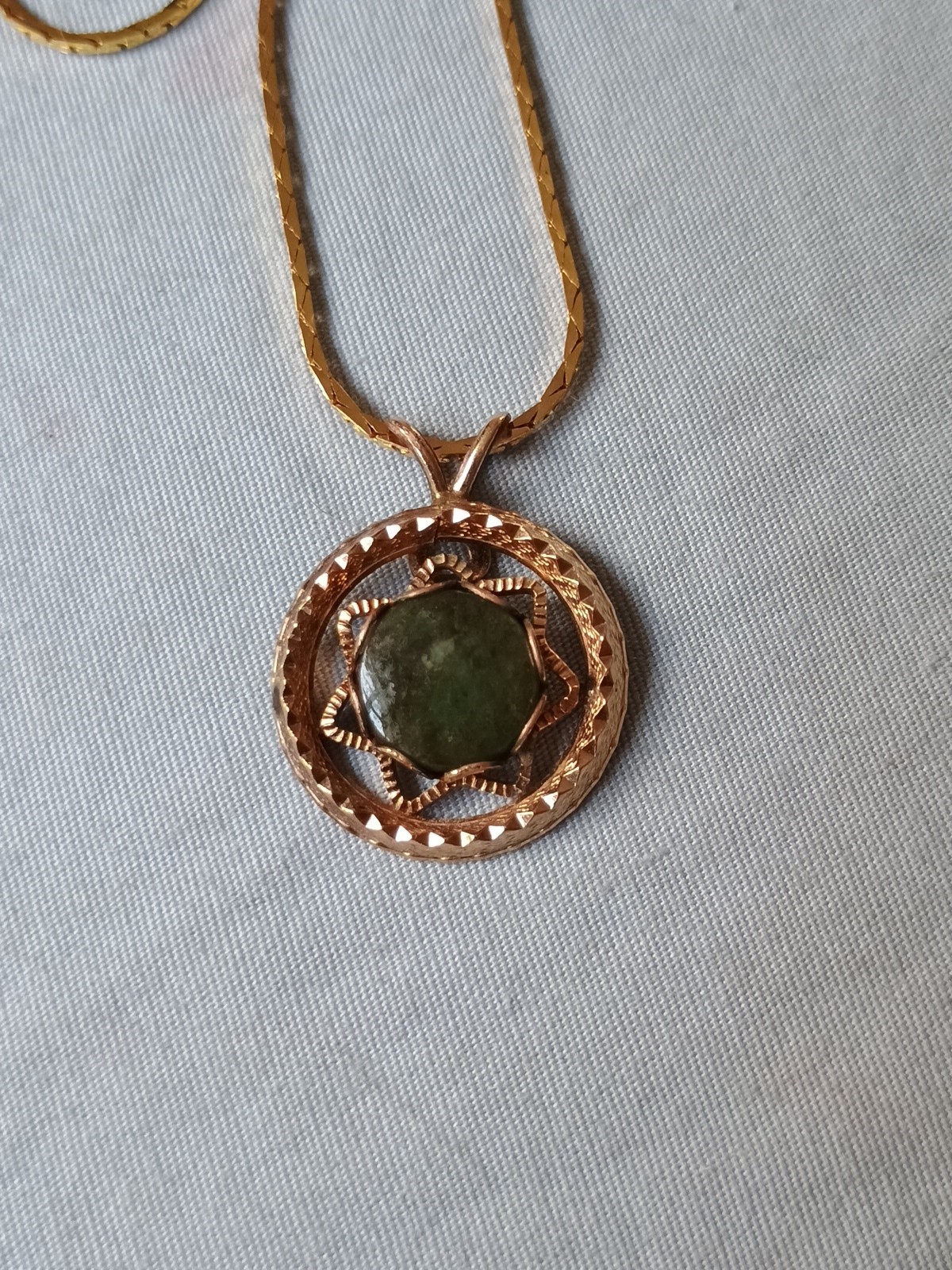 VTG GOLD PLATED GREEN JADEITE/JADE GF FILLED Pendant W 17″ Chain Bracelet