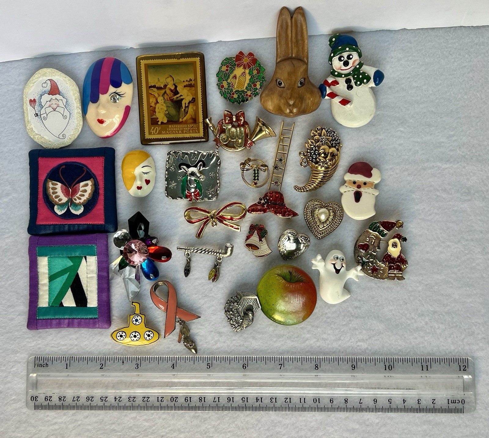 Lot Of 28 Vintage Brooches 9oz Holiday, Figural, Metal, Stone, Plastic Pre Owned