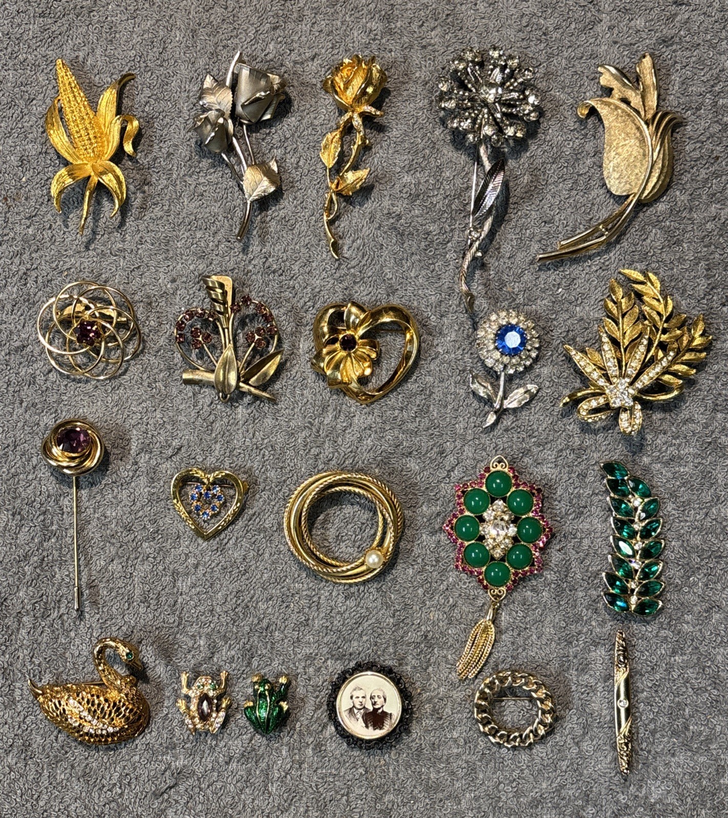 Vintage Brooch Lot Of 21 Brands Are Avon And Unbranded Sizes Range From 1 To 4in