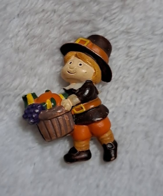 Vintage Pilgrim boy brooch, holding thanksgiving food, hard to find