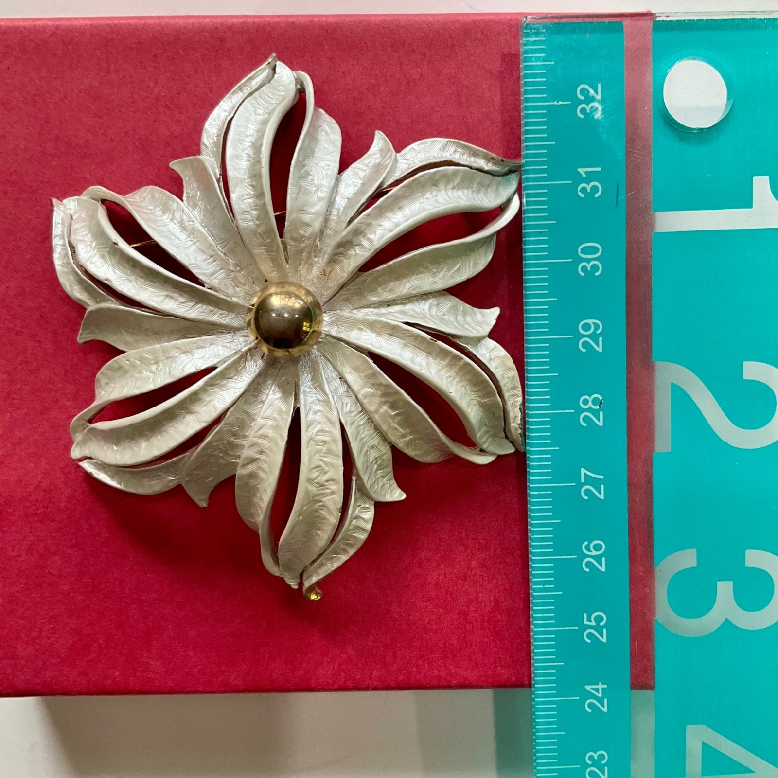 Celebrity NY Signed VTG White Flower Brooch Pin Gold Tone Textured Petals 1960s
