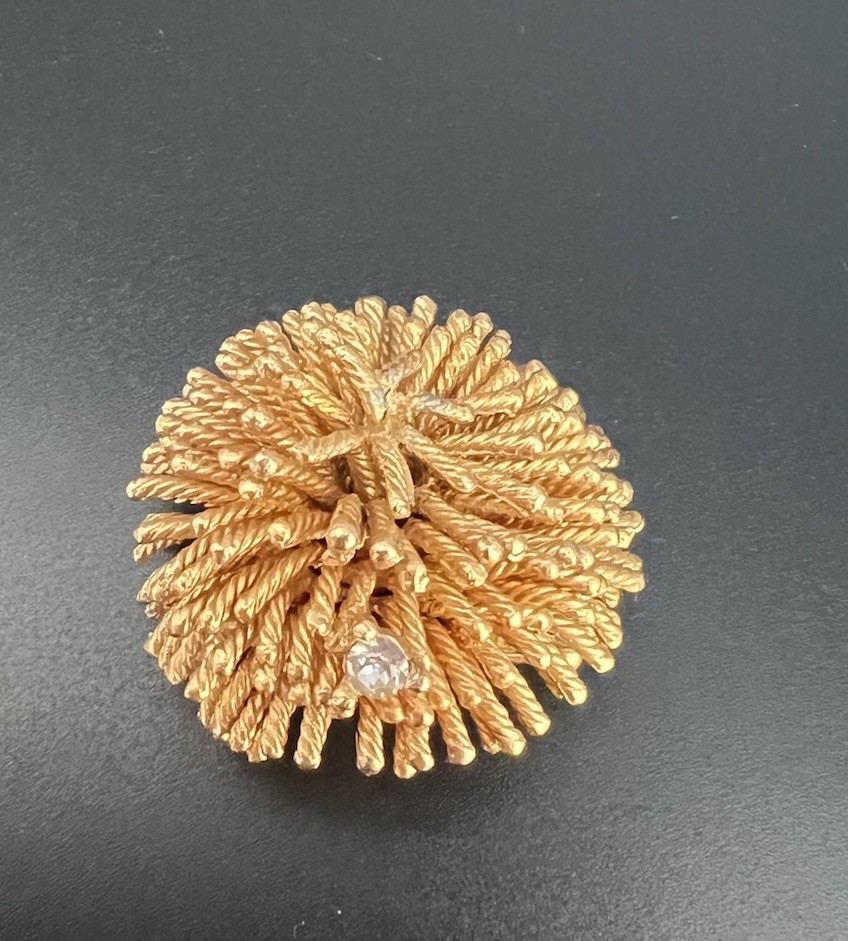 Vintage Round Goldtone Sea Anemone Pin w/ Rhinestone Marked B 127P