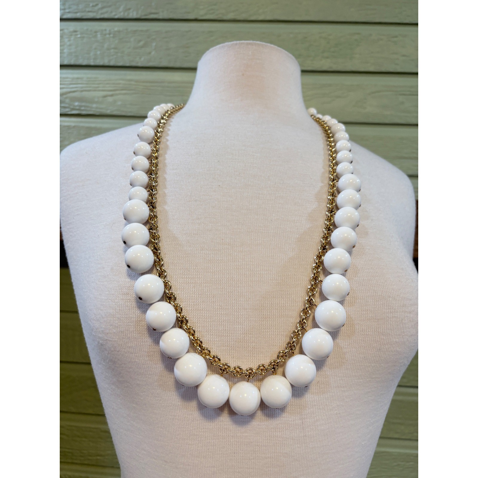 Vintage Style Chunky White Graduated Bead Gold Tone Chain Statement Necklace