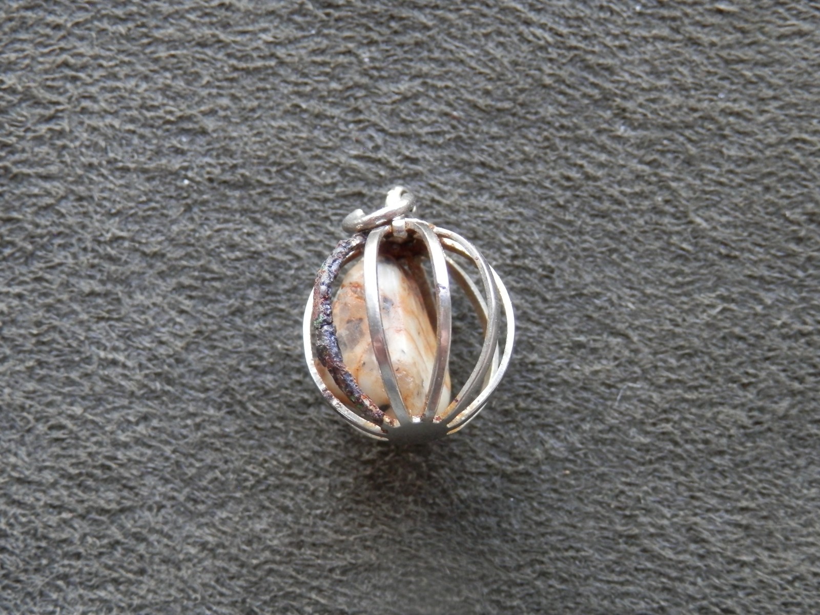Granite with Iron Ore Veins in ‘Rusted’ Cage Vintage Silvertone Pendant 1.8g