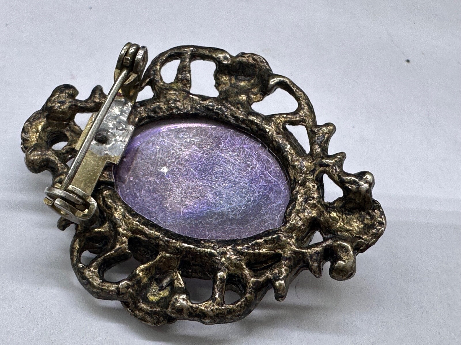 VINTAGE BRASS OR METAL ALLOY FACETED LILAC LUCITE VICTORIAN STYLY BROOCH PIN