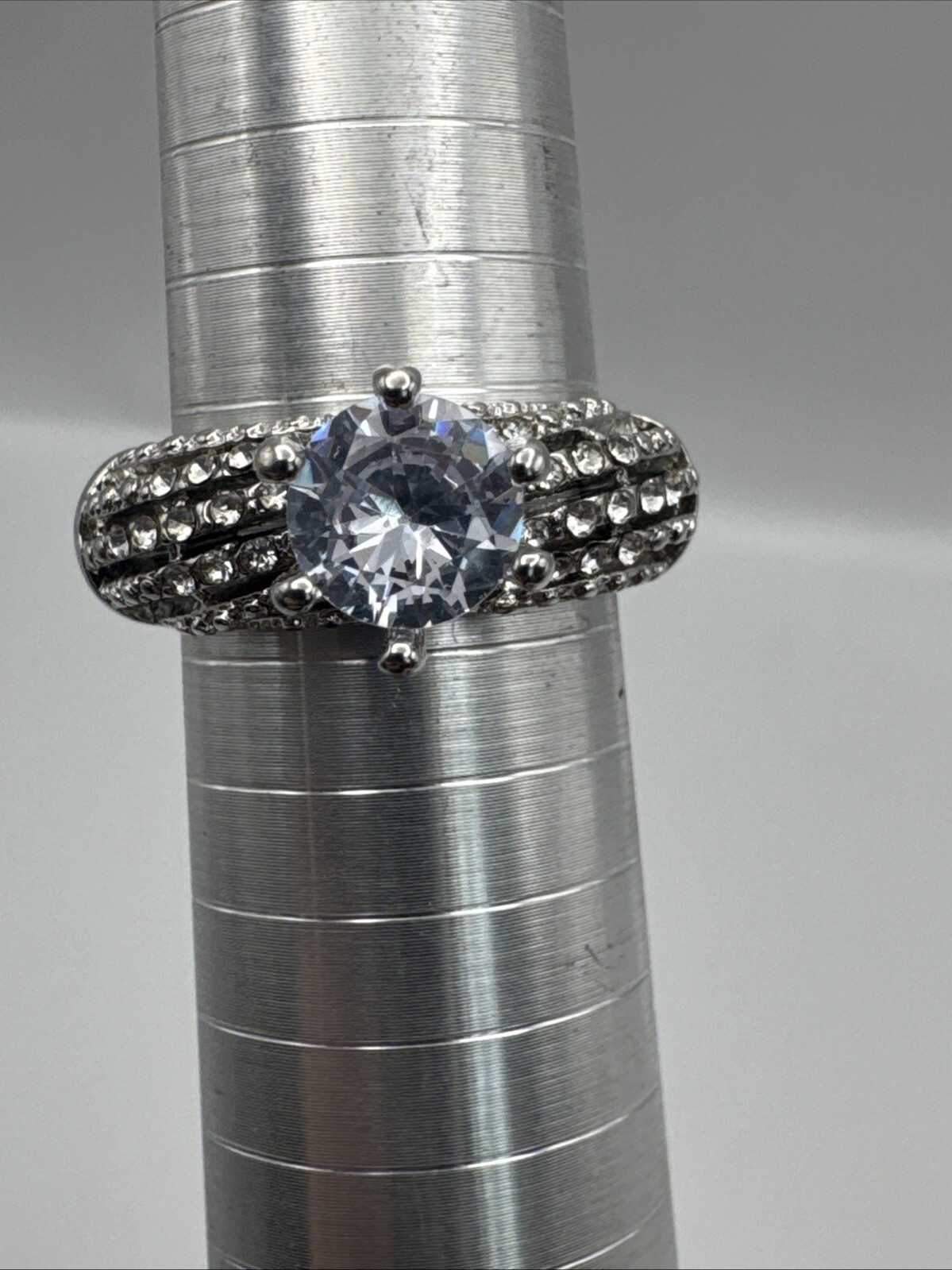 Jw1 Large Solitaire Gem With Smaller Gems Costume Fashion Ring Size 8.5 d47