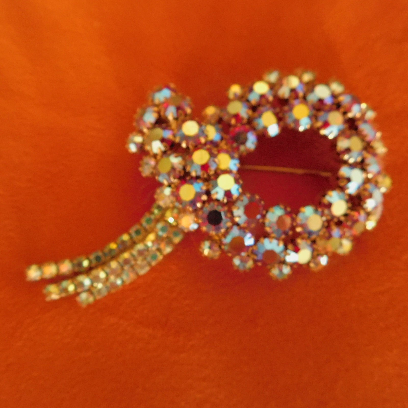 VINTAGE 1960’s D&E JULIANA RED and CLEAR AURORA BOREALIS BROOCH / LARGE 3 3/8″