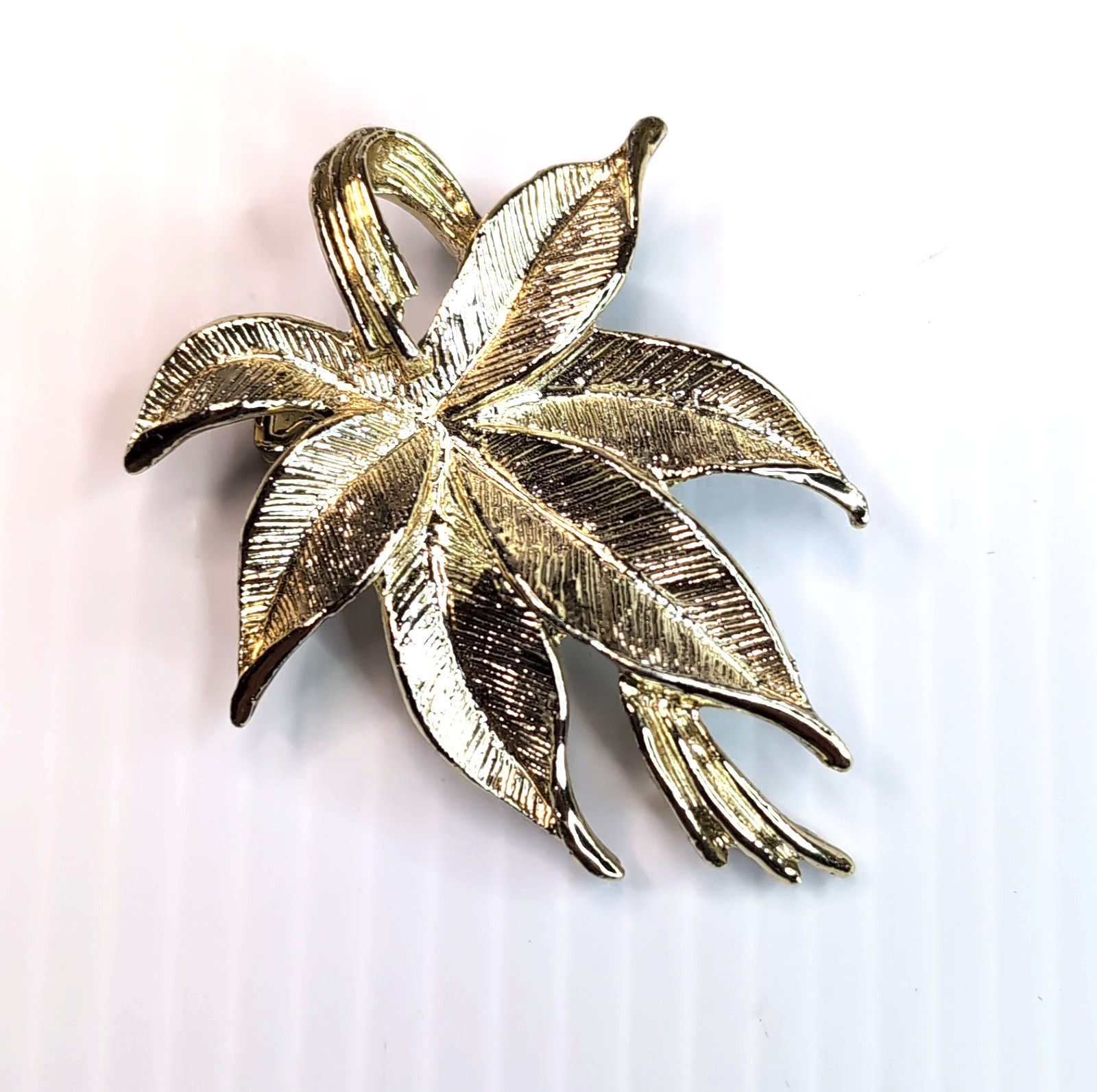 Vintage Signed Gerrys Maple Leaf Gold Tone Brooch Pendant Pin Alloy Costume