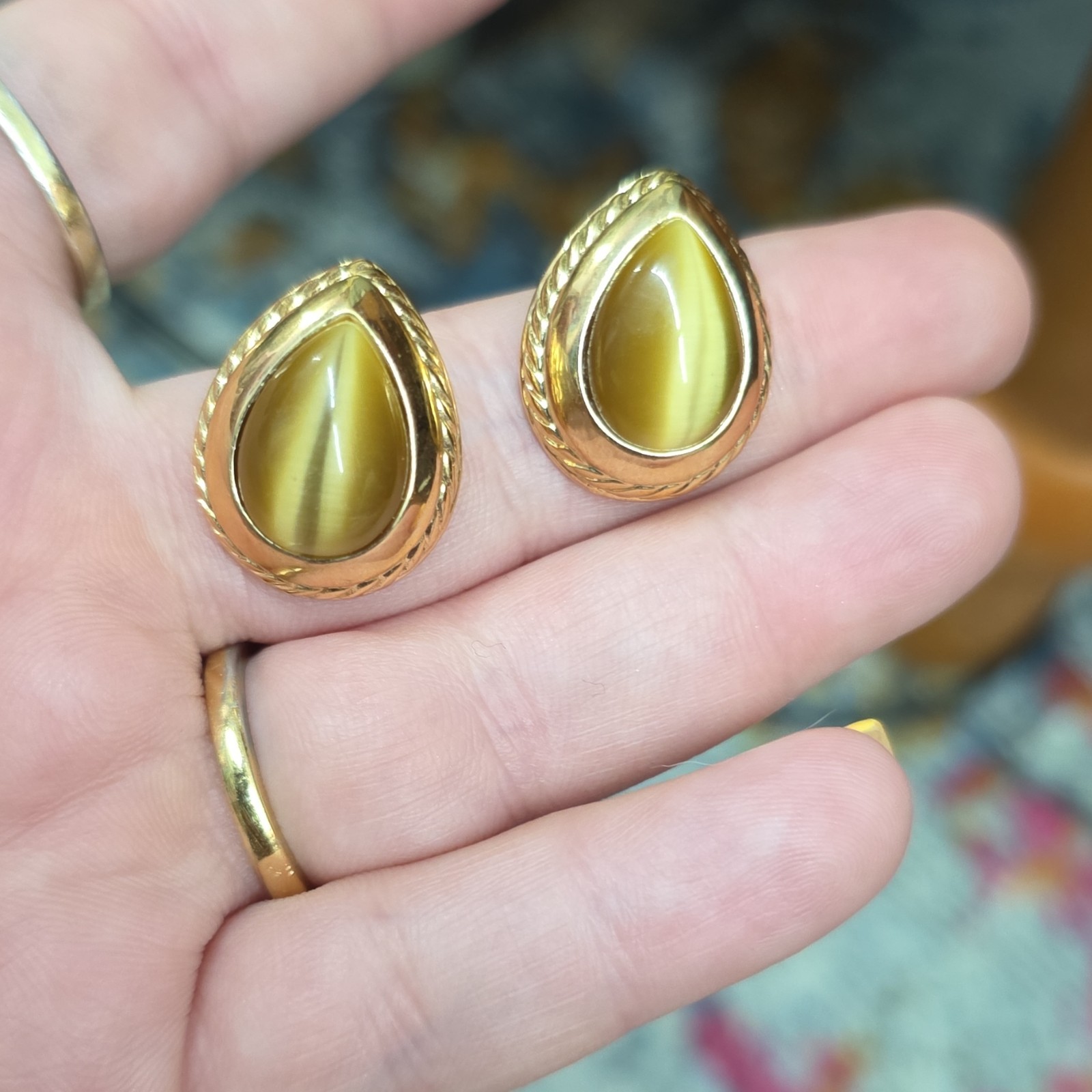 Vintage Roman Gold Tone Glass Cat Eye Tiger Eye Teardrop Pierced Earrings