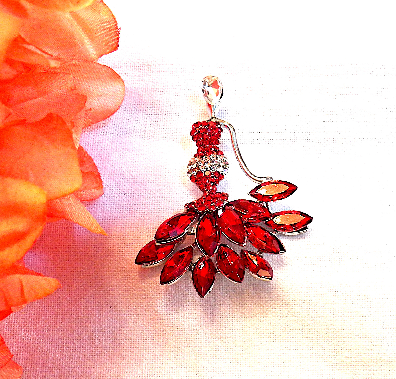 CLASSIC BROOCH PIN ELEGANT WOMAN FASHION RED DRESS RED RHINESTONES/COSTUME S K14
