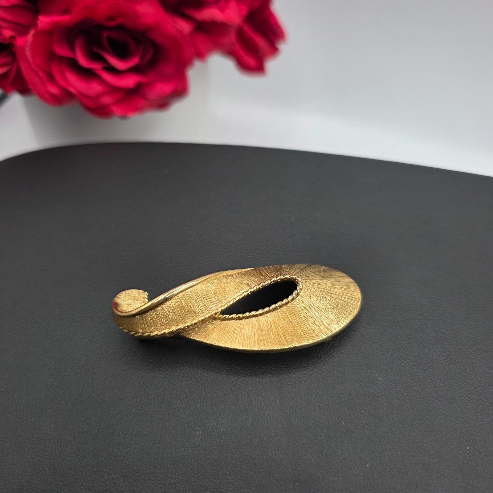 Vintage Monet Unisex Adult Gold Tone Brooch Pin Paisley Twist 1.5″X2.5″ Elegant