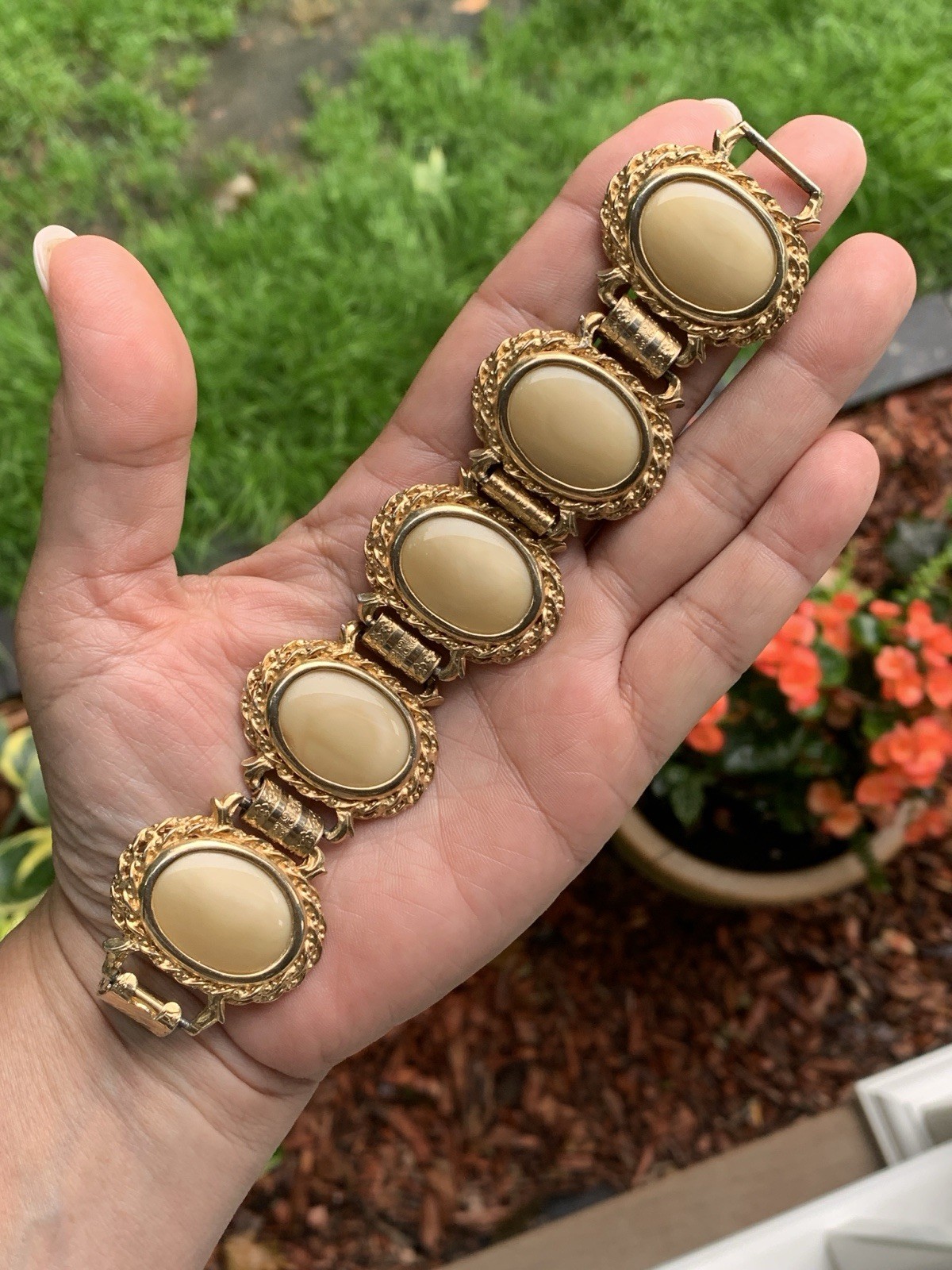 Vintage Chunky 7.5″ Signed Judy Lee Bracelet Gold Tone Panel Wide Glass Cab WOW
