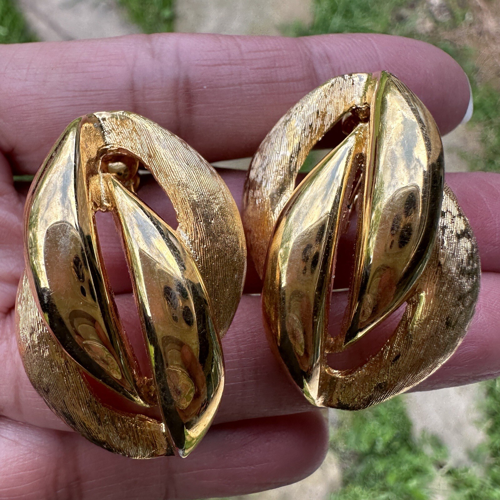 VTG Napier Earrings 1.5 Inch Swirl Ribbed Brushed Gold Plated Screw Back Retro