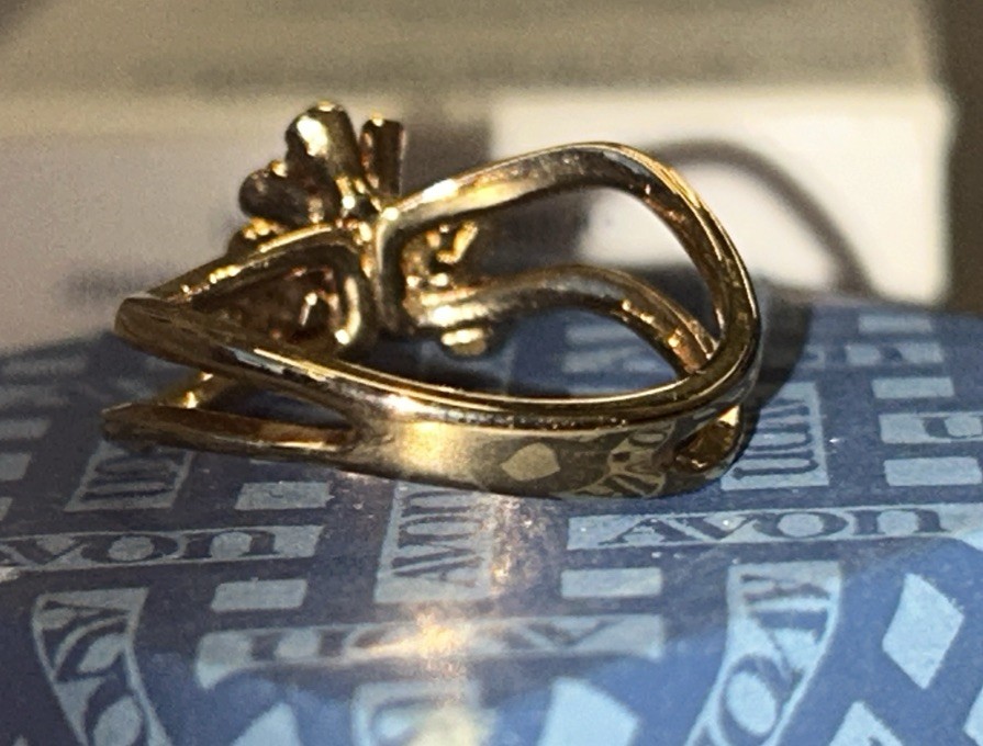 VTG AVON RING – “FLOWER BRIGHTS” GOLD TONE 3 FLOWERS W/ RHINESTONES Size 7