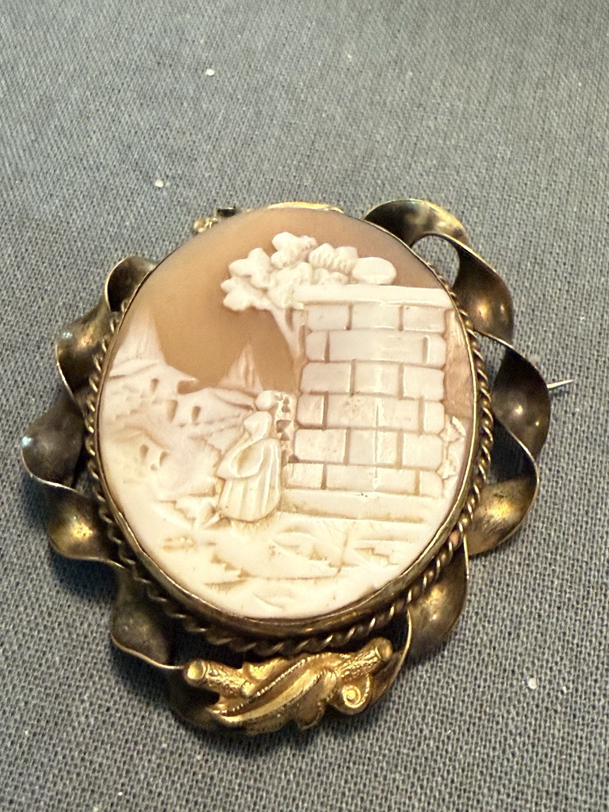 VTG ANTIQUE ROLLED GOLD & CAMEO 2 1/4” Pin/ Brooch- Costume Jewelry