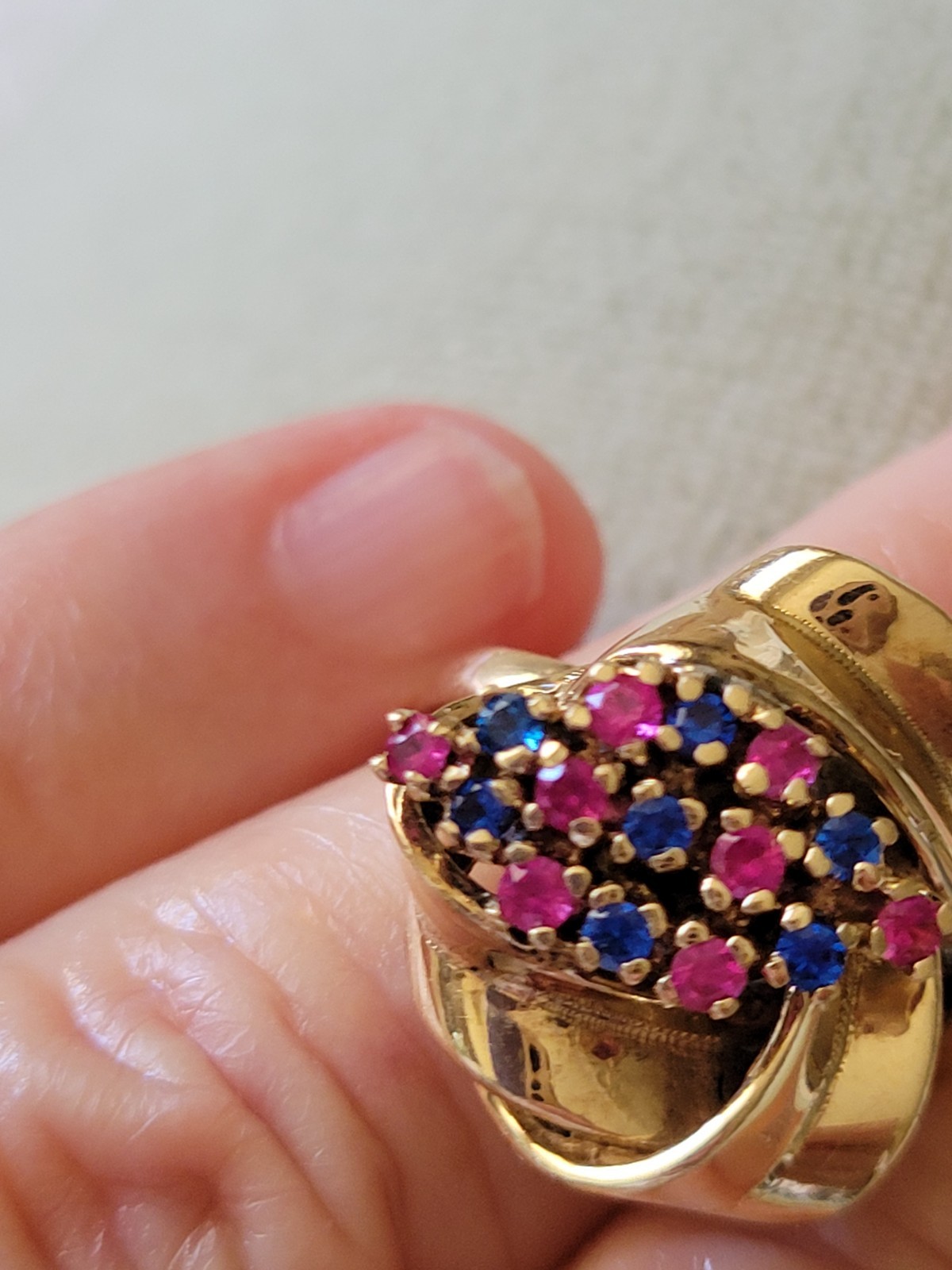 Vintage 1970s 14kt Gold Swirl Ribbon Ring W/ Ceylon Pink &Blue Sapphires Size 6